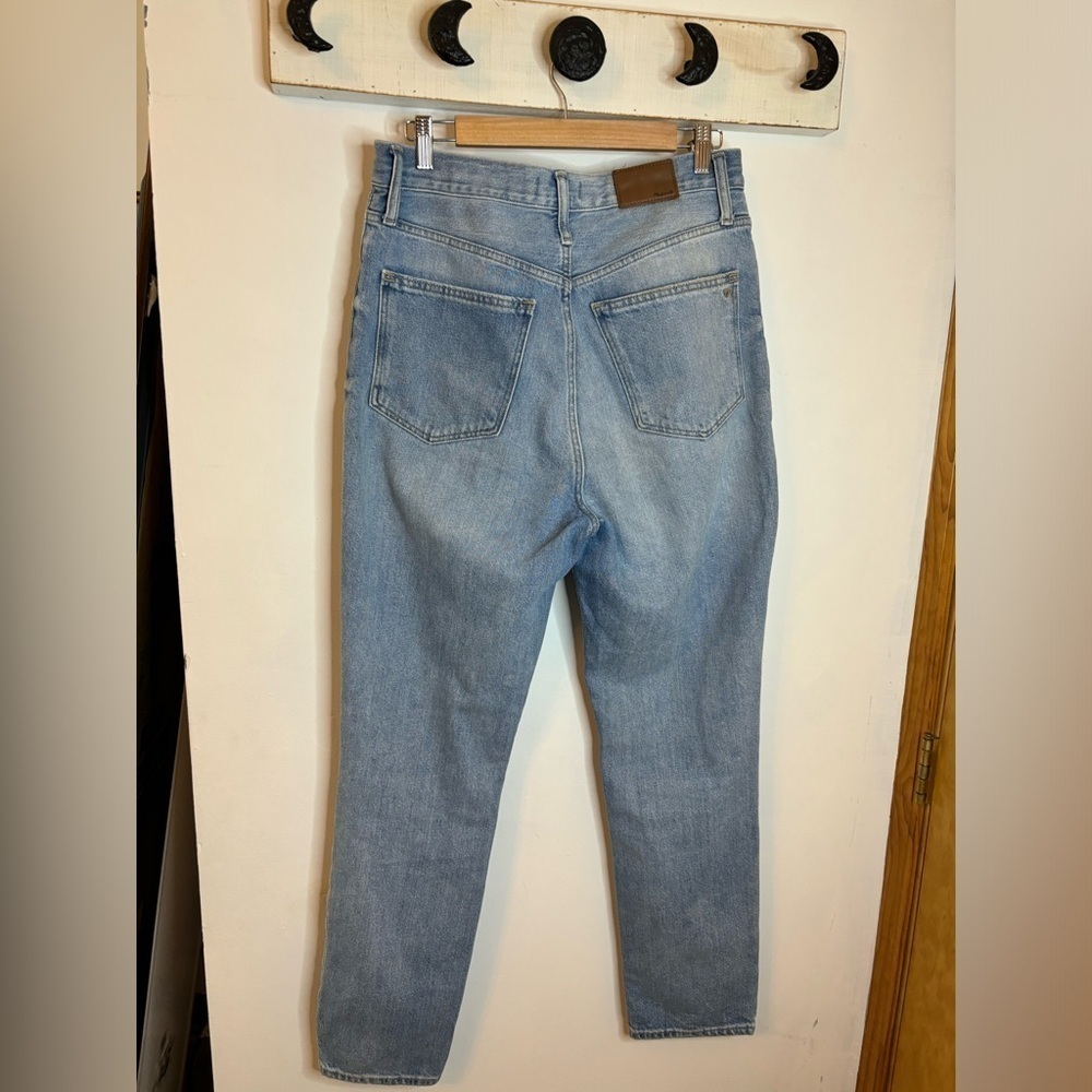 Madewell The Momjean Light Blue Wash Distressed Knees Loose Fit - Picture 4 of 9